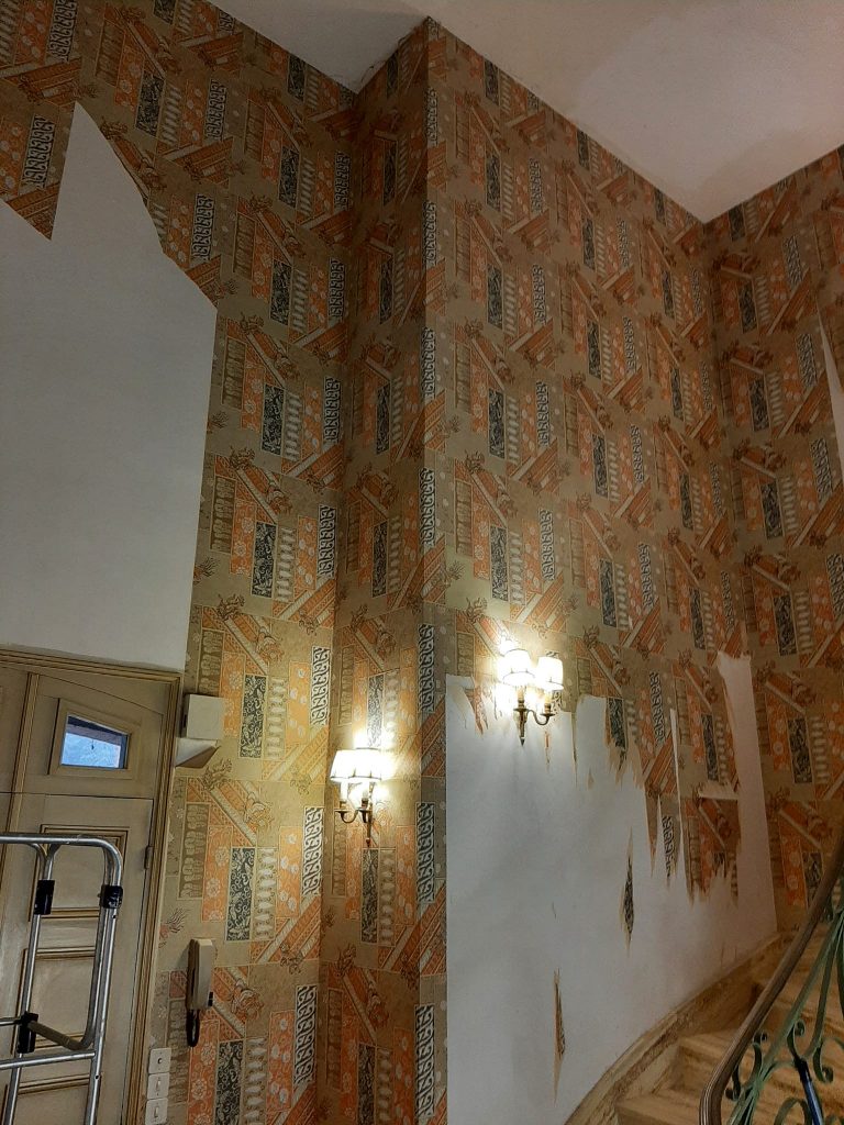 Décollement papier peint dans cage d'escalier cathédrale